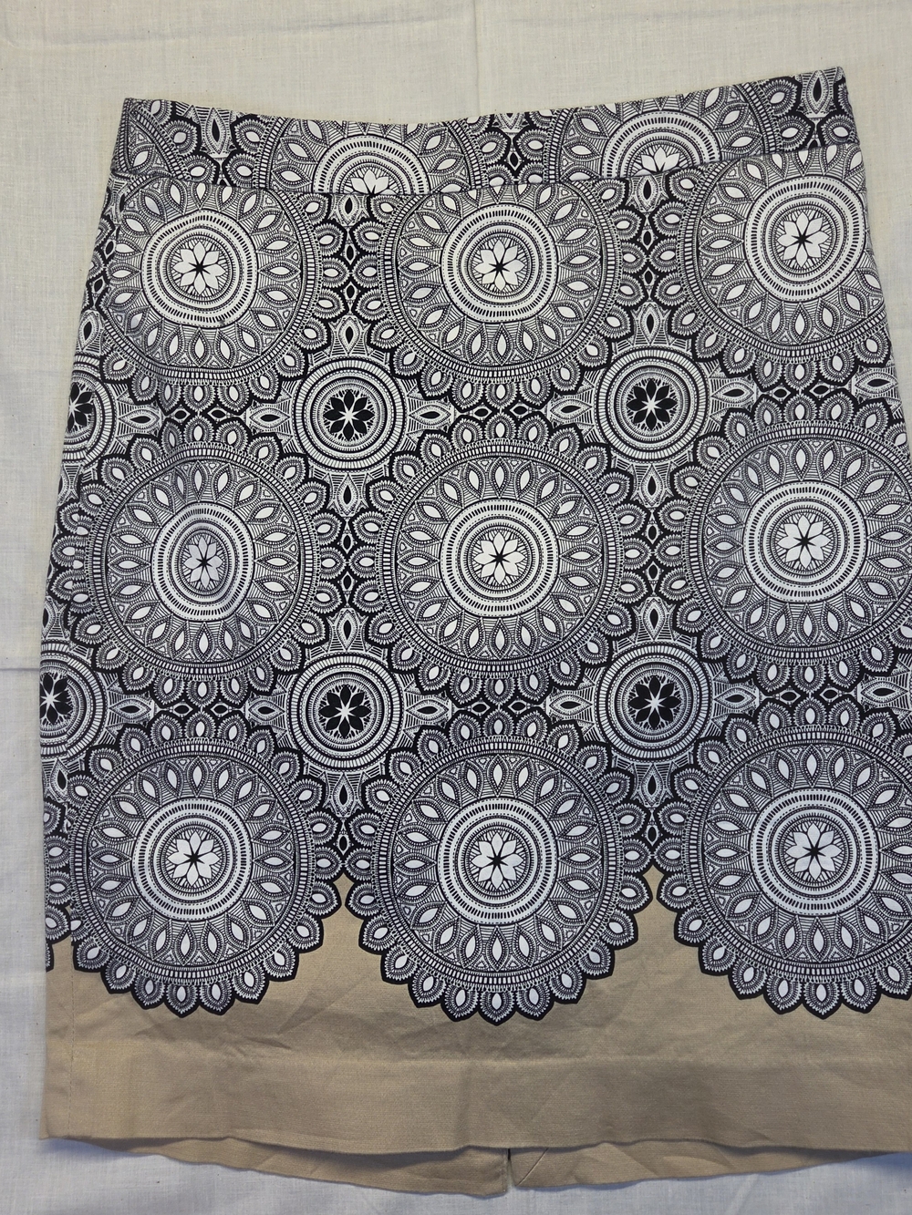 The Limited Pencil Skirt Women's 6 Lined Beige w/Black Mandala Pattern Stretch